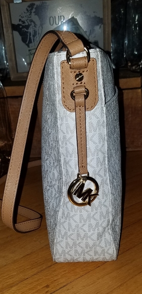 Mk Jet Set Large Messager Bag Vanilla - Picture 2 of 13